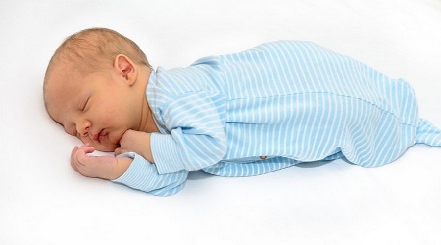 لماذا يتأثر نوم الرضع بالحر؟ وما الحل؟