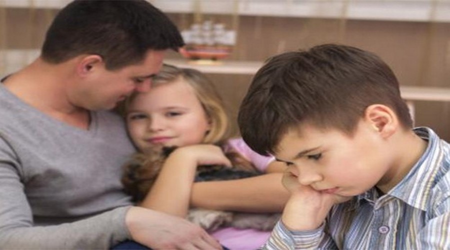 4 سلوكيات خاطئة تفعلينها تسبب الغيرة بين أطفالك