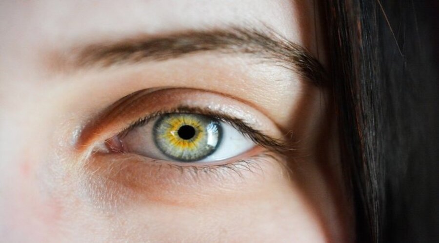 Massage des yeux : les bons gestes pour se masser le contour de l'œil