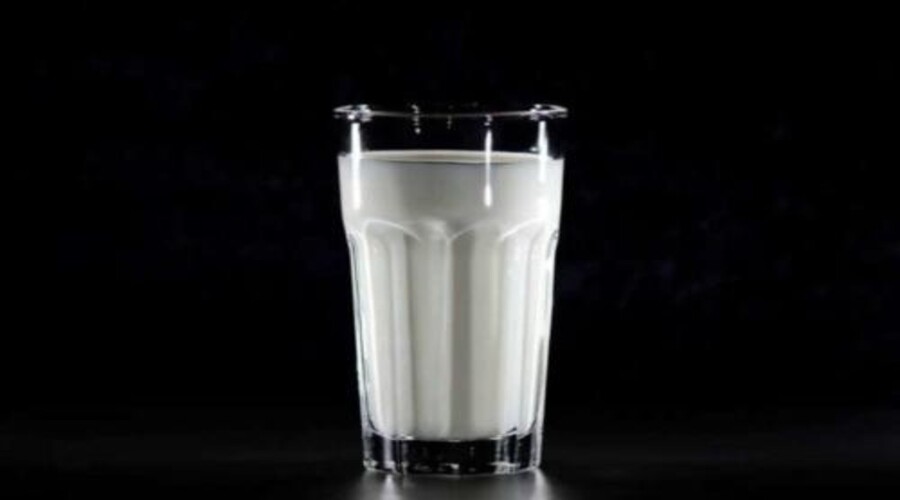 Boire du lait de vache augmente-t-il le risque de cancer du sein ?