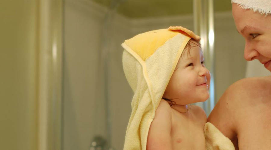 Prendre une douche avec un bébé à la maison, mission impossible ?
