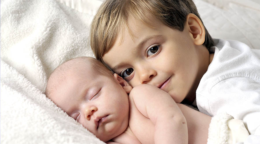 4 أمور تجعل الطفل لا يغار من شقيقه الرضيع