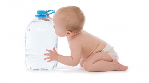 أضرار شرب الماء للطفل الرضيع