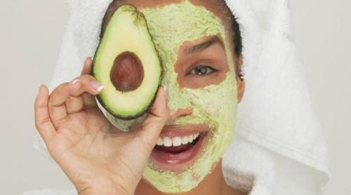 Avocat, banane, miel... Trois recettes de masques maison pour peaux sèches et sensibles