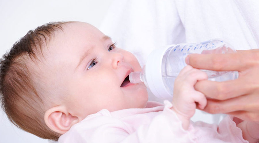 Devriez-vous donner de l'eau à votre bébé?