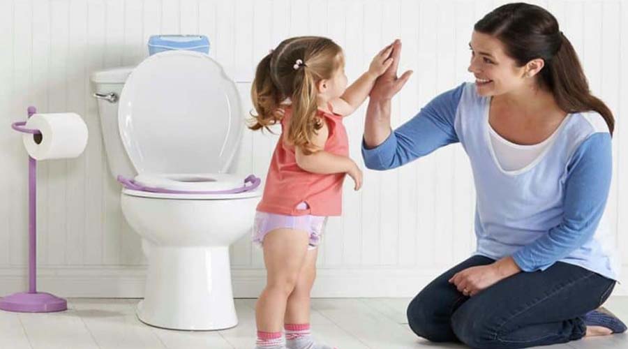 الطرق الصحيحة لتشجيع طفلك للذهاب إلى الحمام بمفرده